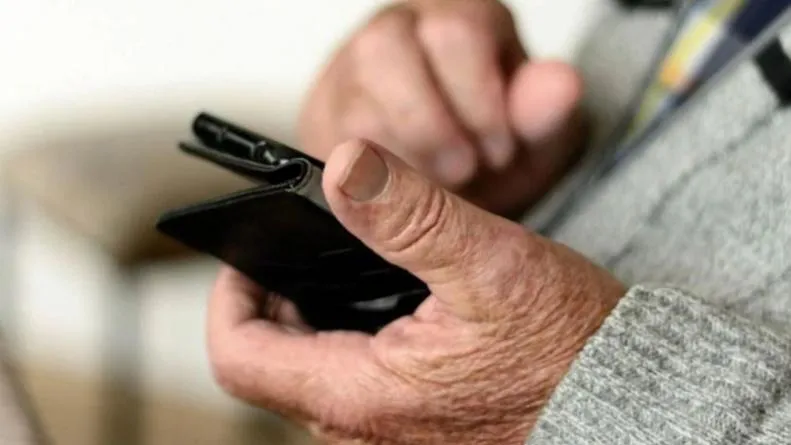 Estafa abuelo celular