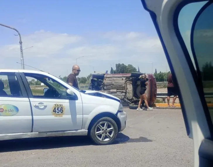 Vuelco y choque en el Monumento al Gaucho