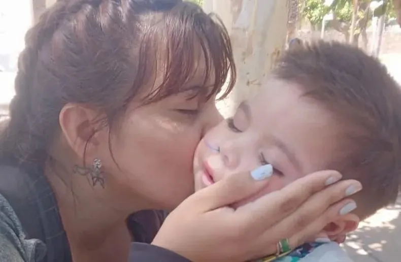 madre niño la estación